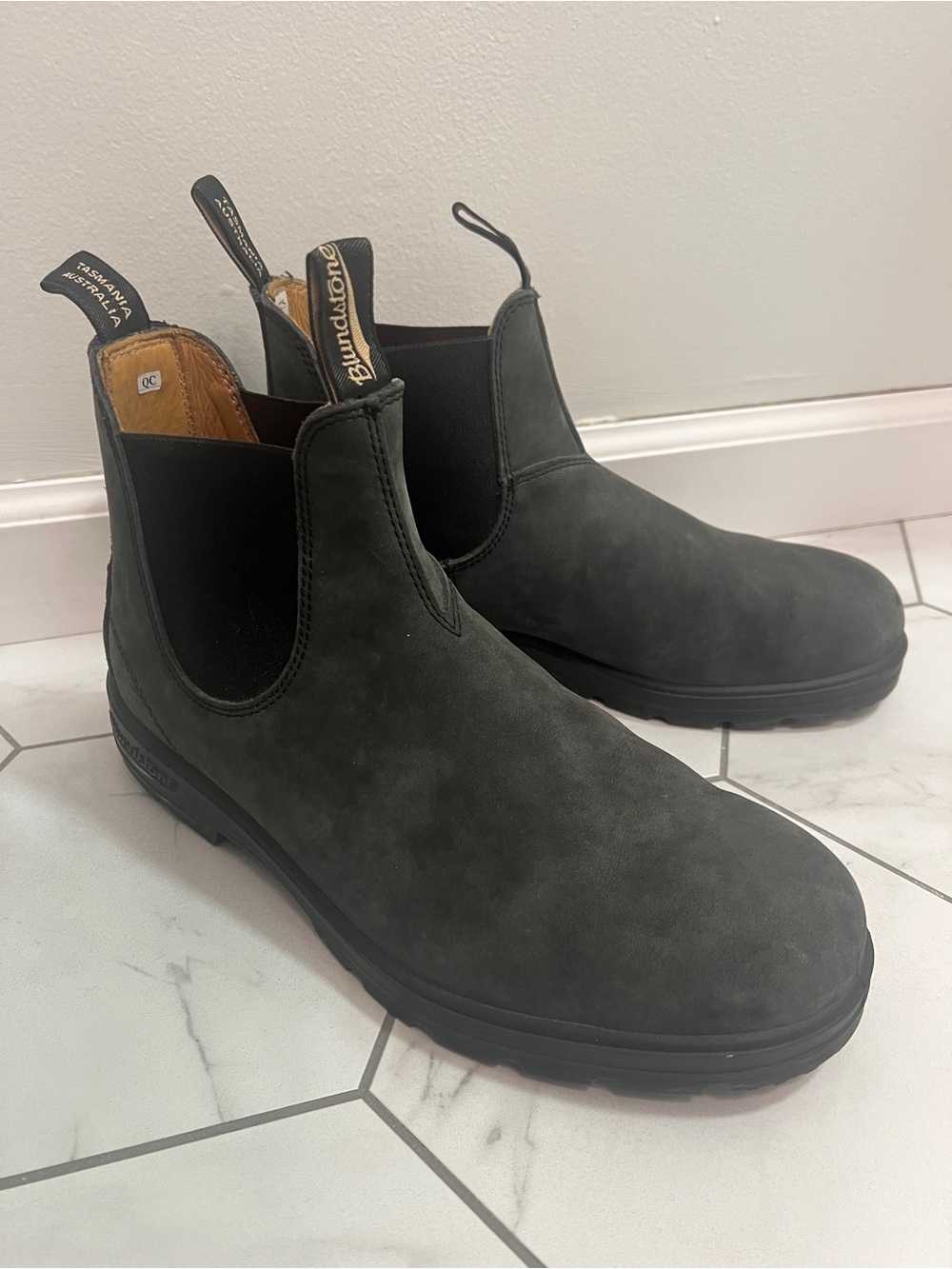 Blundstone 587 Rustic Black
Premium Leather Chelsea Boots
Size 12 Mens
